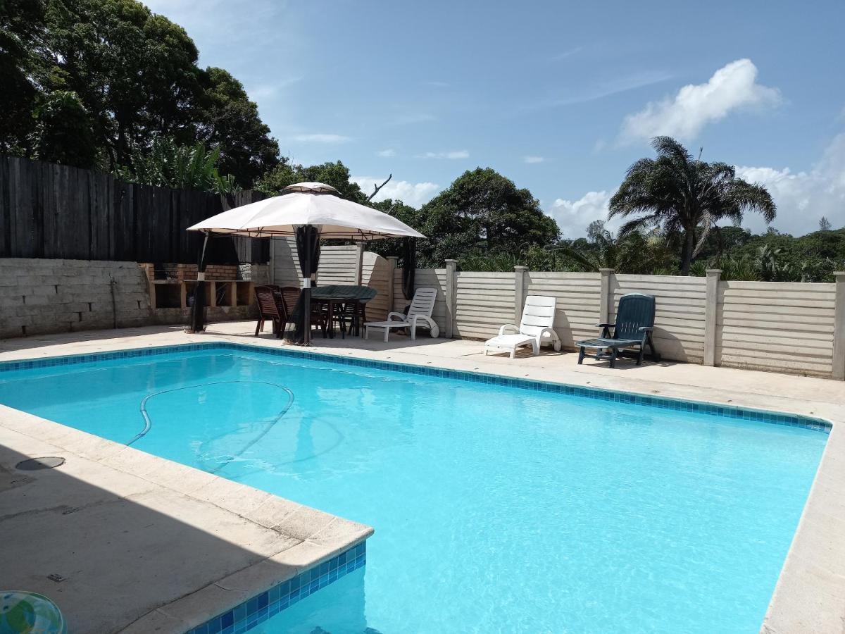 Poolside Guest House Port Shepstone Esterno foto