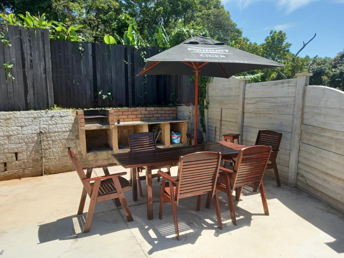 Poolside Guest House Port Shepstone Esterno foto